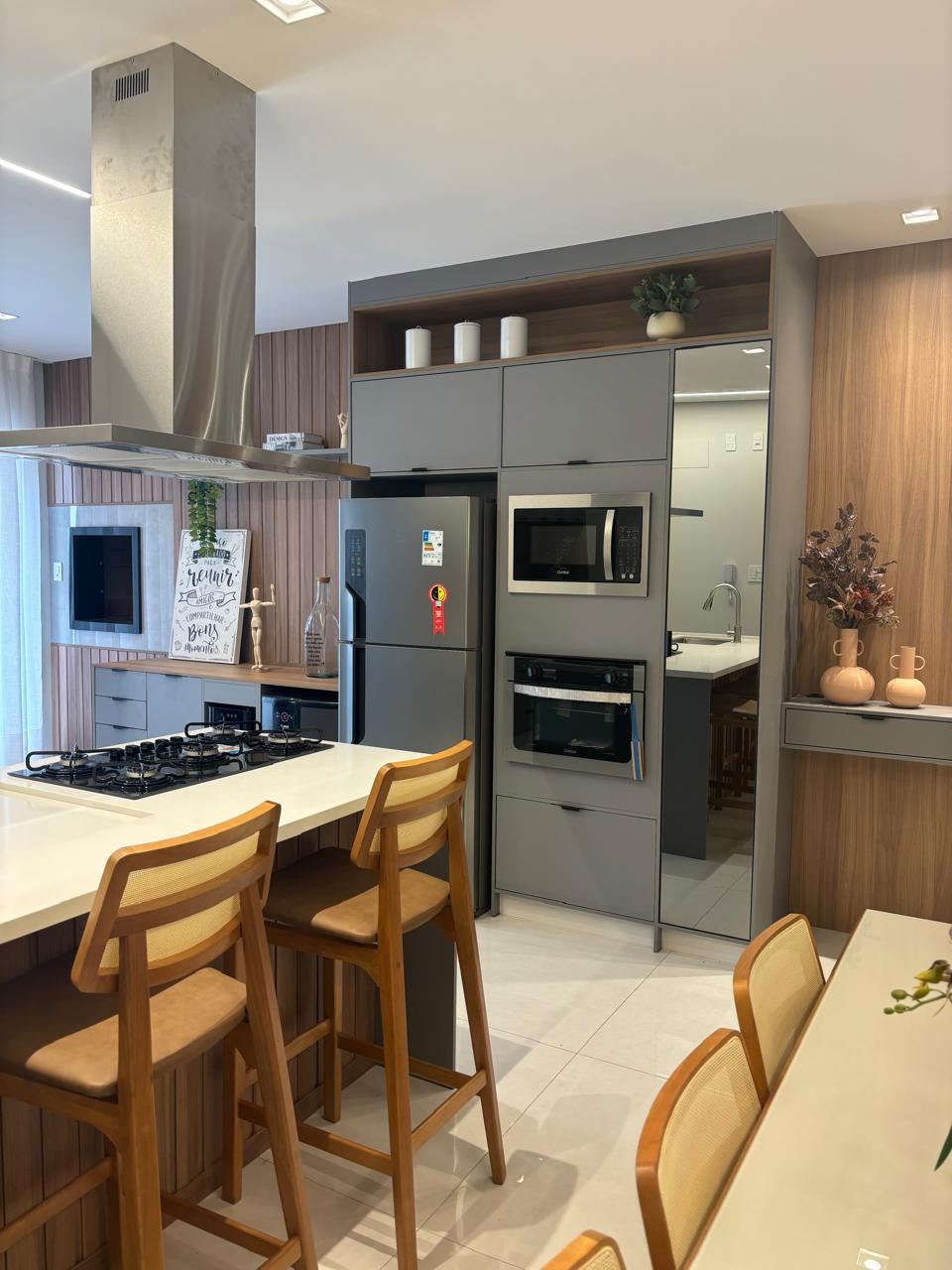 Cozinha planejada do apartamento mobiliado de 140 m²